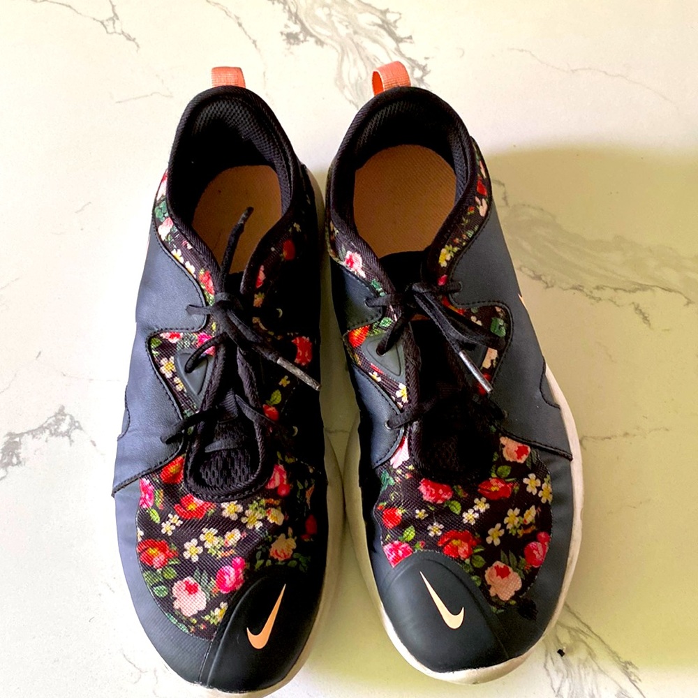 Used black Nike cute shoes